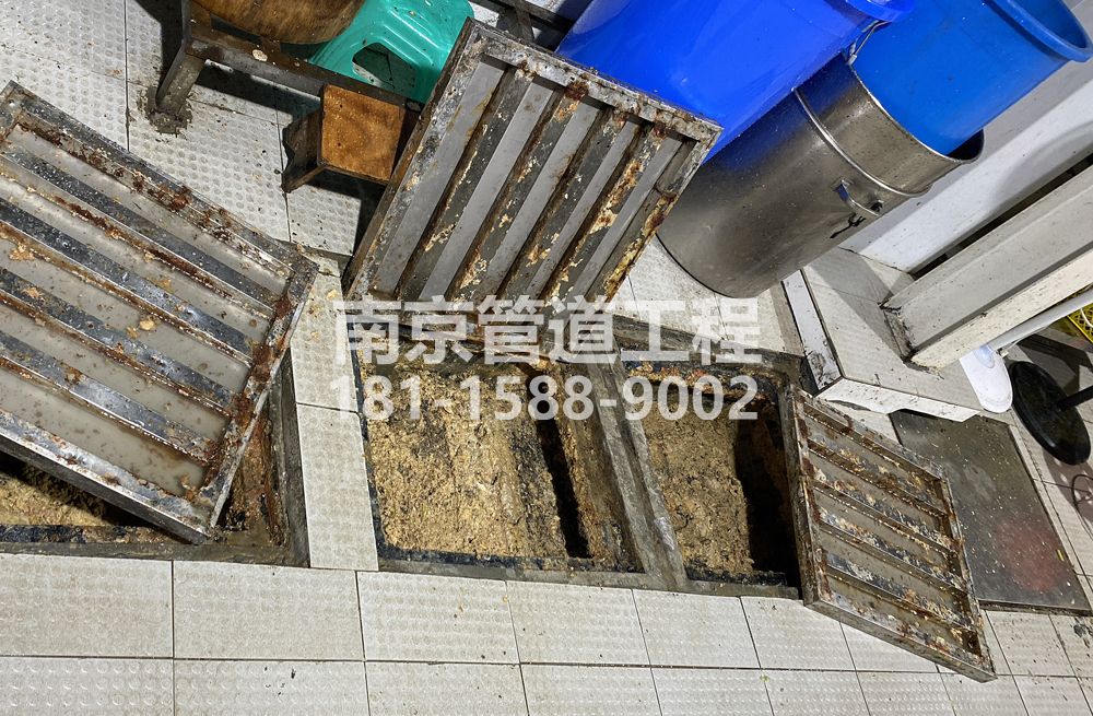 278龙袍城管中队食堂隔油池清理